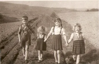 Marei (mit Zöpfen) mit ihren Geschwistern im Strinzer Feld