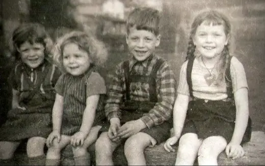Bildtafel aus der Chronik: Frankfurterin trifft nach 70 Jahren ihr ehemaliges Kindermädchen in Strinz-Margarethä wieder